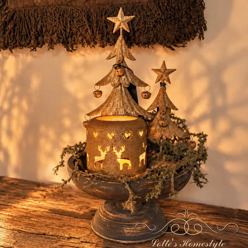 Complete kerstdecoratieset op houten plateau met roest kerstboompjes