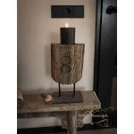 Robuust houten ornament op metalen standaard