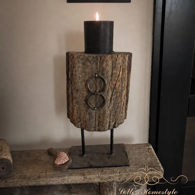 Robuust houten ornament op metalen standaard