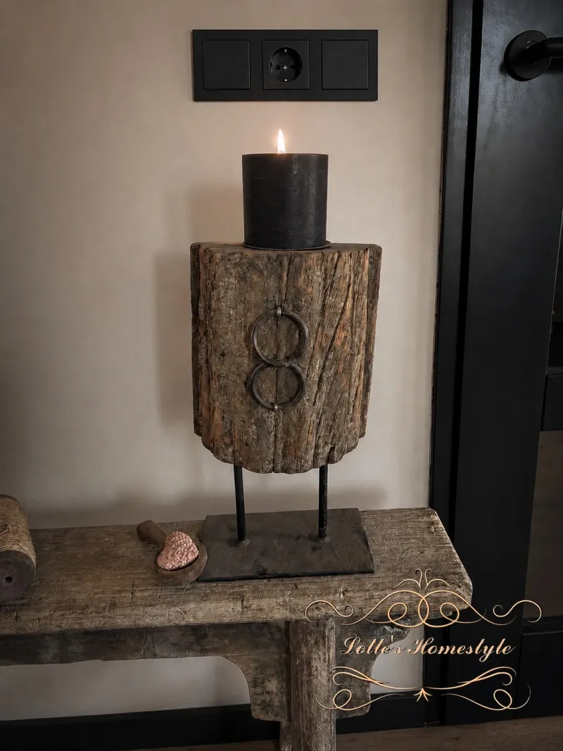 Robuust houten ornament op metalen standaard