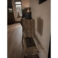 Robuust houten ornament op metalen standaard