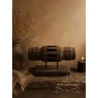 Oud houten ornament op standaard