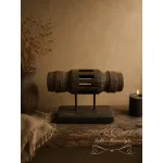 Oud houten ornament op standaard