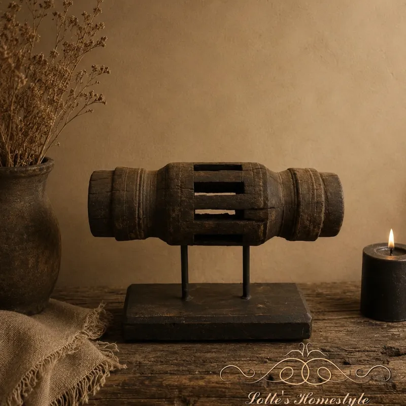 Oud houten ornament op standaard