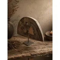 Oud houten ornament op standaard