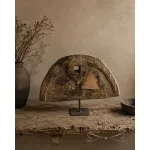 Oud houten ornament op standaard