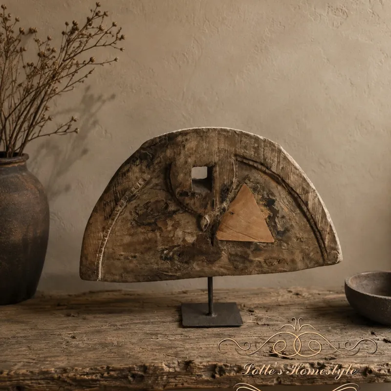 Oud houten ornament op standaard