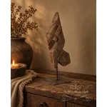 Oud houten ornament op standaard – 36 × 10 cm