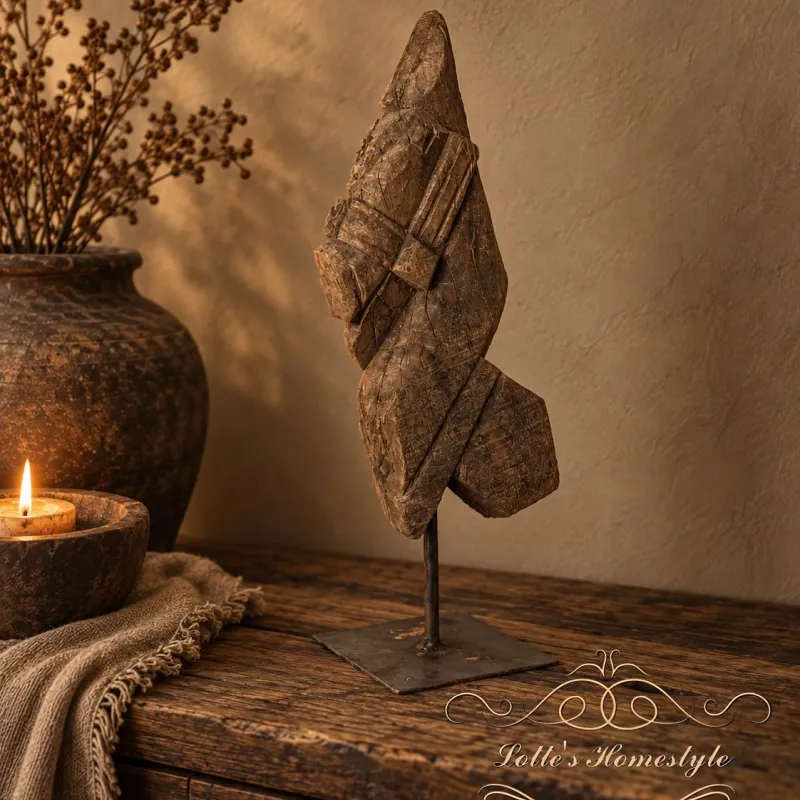 Oud houten ornament op standaard – 36 × 10 cm