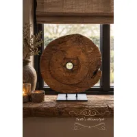 Oud houten wiel op standaard 1