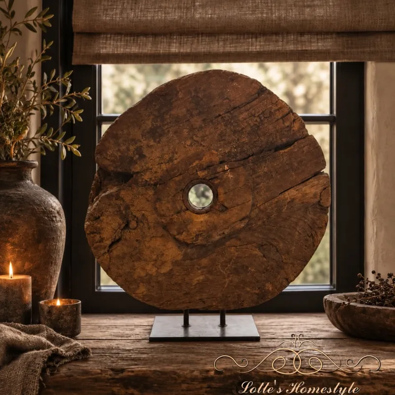 Oud houten wiel op standaard 3