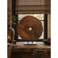 Oud houten wiel op standaard 3