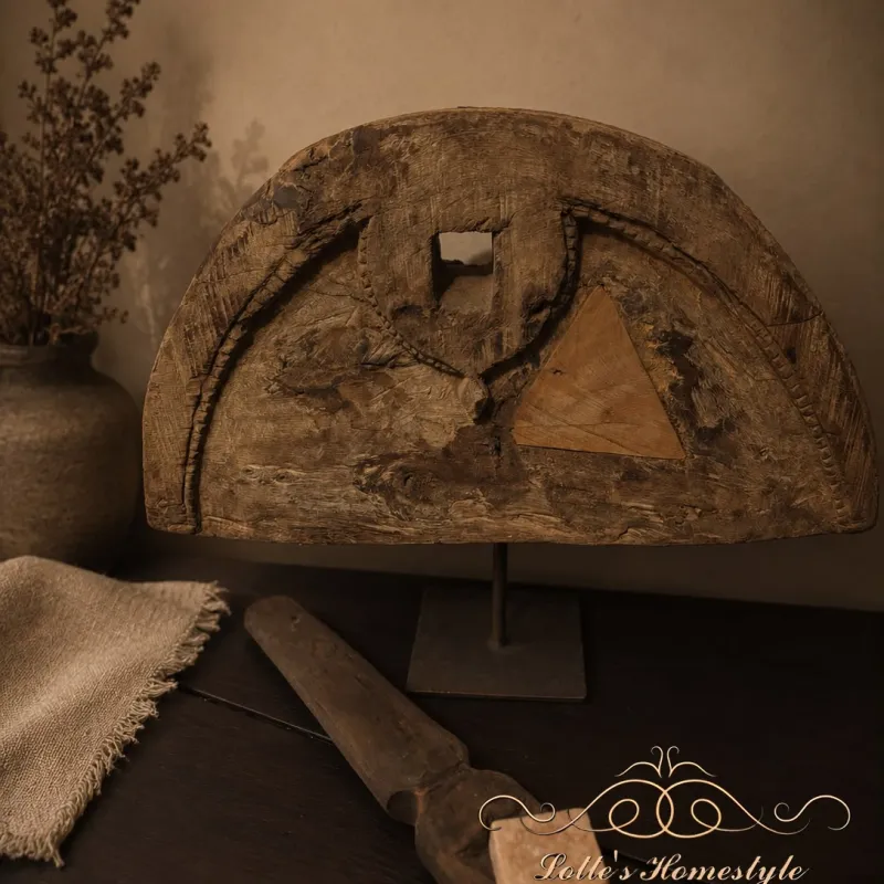 Oud houten wielornament op metalen standaard