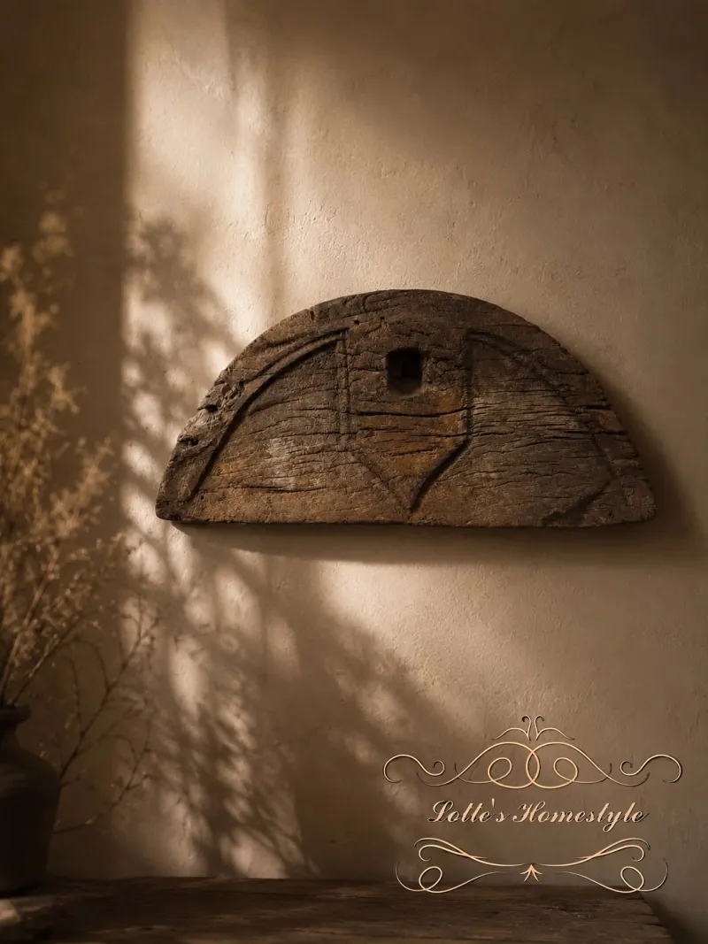 Oud houten wielornament als landelijke wanddecoratie
